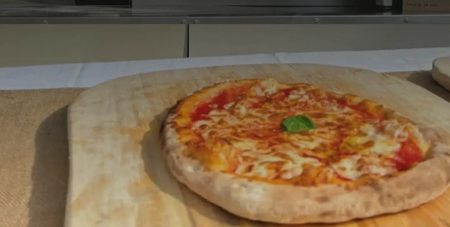 Pizza show al buffet di mezzanotte di un matrimonio
